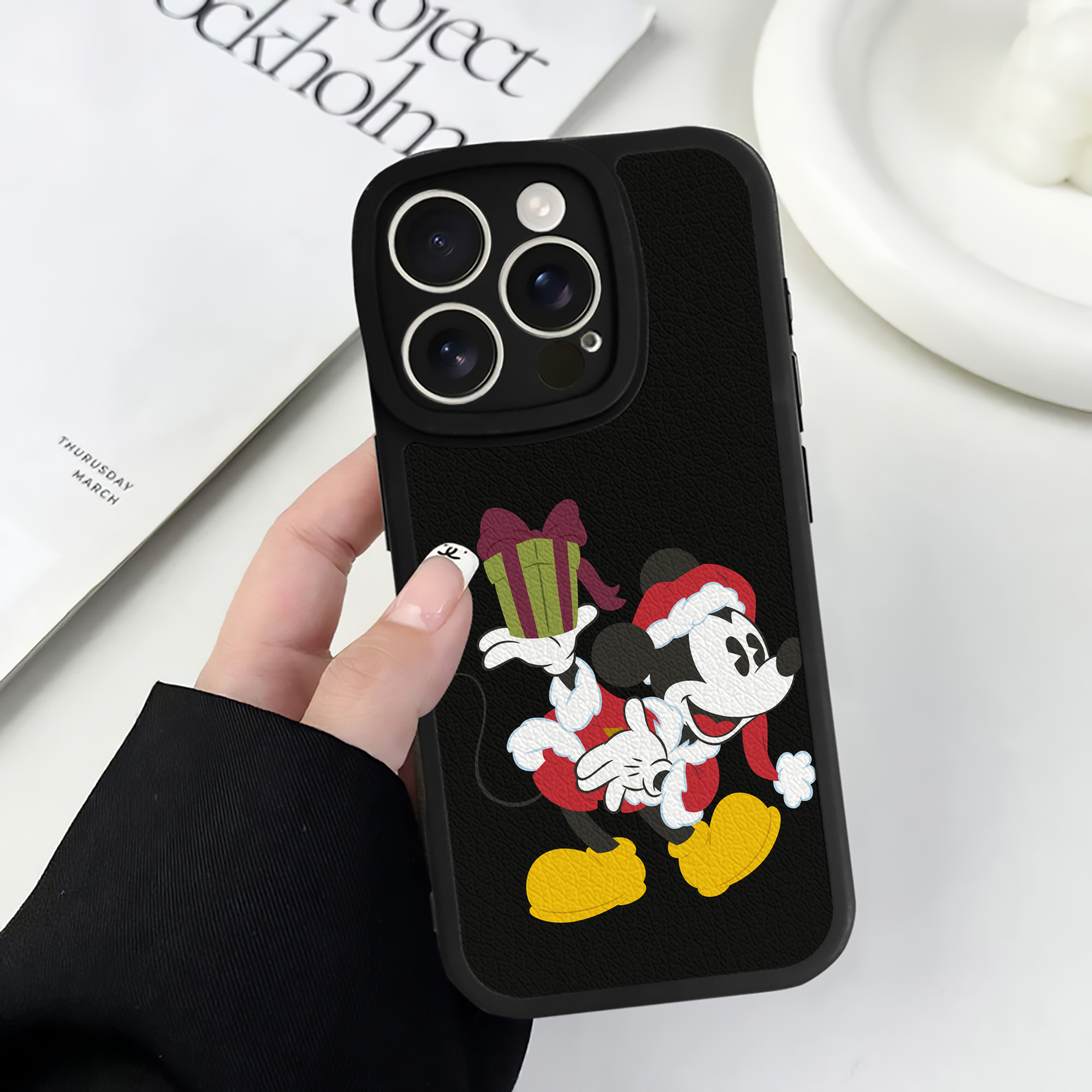 （画像用） ミッキーマウス Mickey Mouse 【iPhone 16シリーズ対応】シリコンスマホケース（レザー調） 材質：シリコン